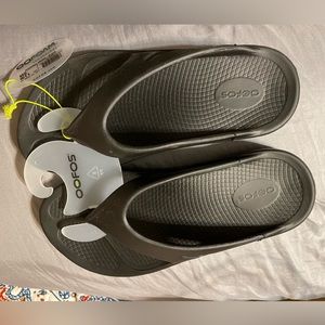 BRAND NEW OOFOS Flip Flops-Size M9/W11